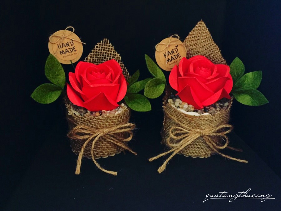 Chậu hoa hồng vải bố màu đỏ